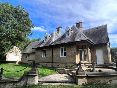 Middle Street, Burton